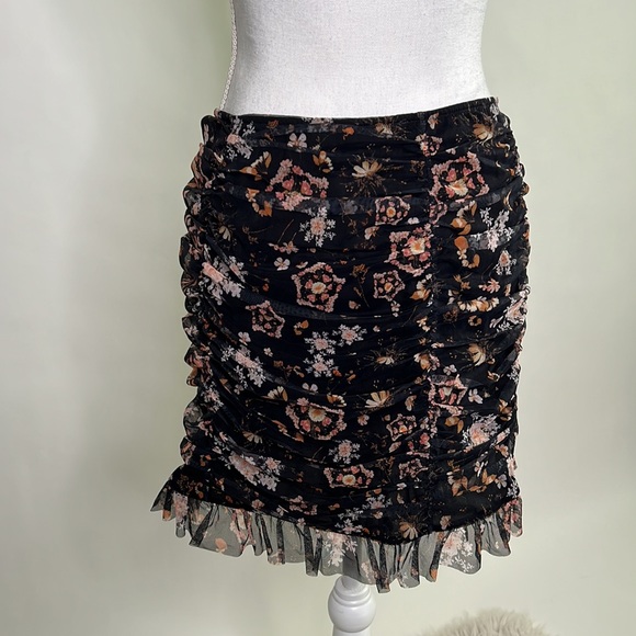 NWT - VS - VICTORIA'S SECRET - Black Ruched Mini Skirt - Picture 6 of 7